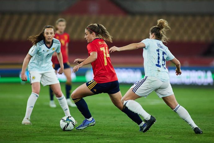 Archivo - Alexia Putellas trata de zafarse de varias jugadoras en el España-Escocia de la fase de clasificación para el Mundial de 2023