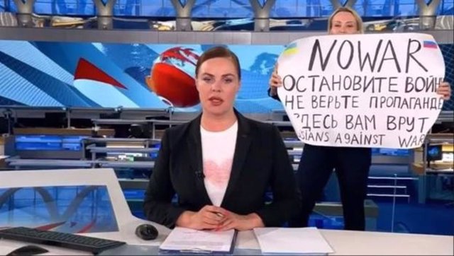 Protesta contra la guerra en un informativo de la televisión pública rusa