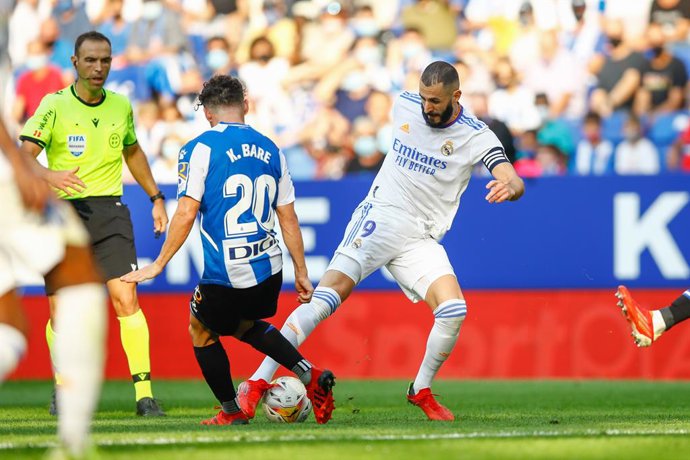 Archivo - 09 Karim Benzema of Real Madrid 20 K. Bare of RCD Espanyol in action during the spanish league, La Liga Santander, football match played between RCD Espanyol and Real Madrid at RCD stadium on 03 October, 2021, in Barcelona, Spain.