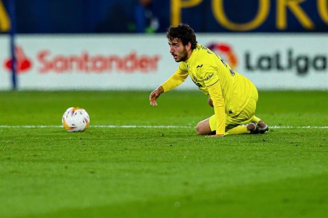 Archivo - Dani Parejo en el suelo durante un partido del Villarreal