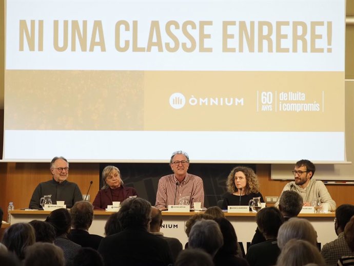 El president d'mnium Cultural, Xavier Antich, la presidenta de l'IEC, Teresa Cabré; el director de l'Institut de Recursos i Investigació per a la Formació, Antoni Zabala, entre uns altres