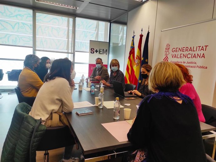 La consellera de Justicia, Gabriela Bravo, se reúne con representantes de la Asociación Alanna y de varias asociaciones integradas en la Coordinadora Feminista de Valencia para analizar el caso del menor asesinado por su padre en Sueca