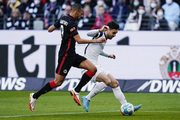 Djibril Sow presiona a un rival en un partido del Eintracht Frankfurt