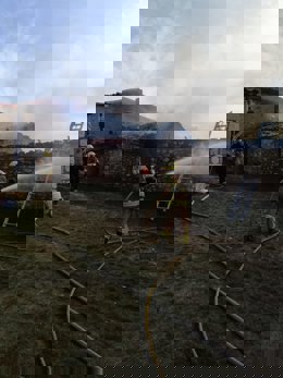 Labores de extinción del incendio originado en una nave en Campisábalos