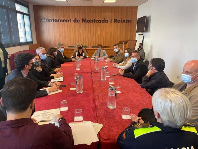 Imatge de la reunió en la qual s'ha aprovat la creació d'una comissió per abordar el barranquismo en la llera del Bess (Barcelona)