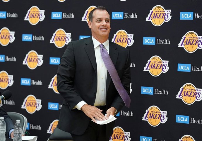 Archivo - Frank Vogel durante una rueda de prensa como técnico de los Lakers