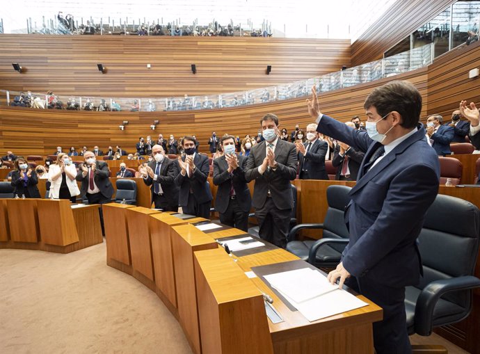 El candidato del PP a la Presidencia de la Junta de Castilla y León y presidente del partido en la región, Alfonso Fernández Mañueco (d), es aplaudido tras intervenir en su debate de investidura.