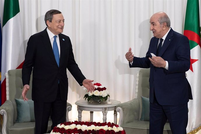 El primer ministro italiano, Mario Draghi (I), junto con el presidente de Argelia, Abdelmayid Tebune (D) durante una visita en la capital argelina, Argel