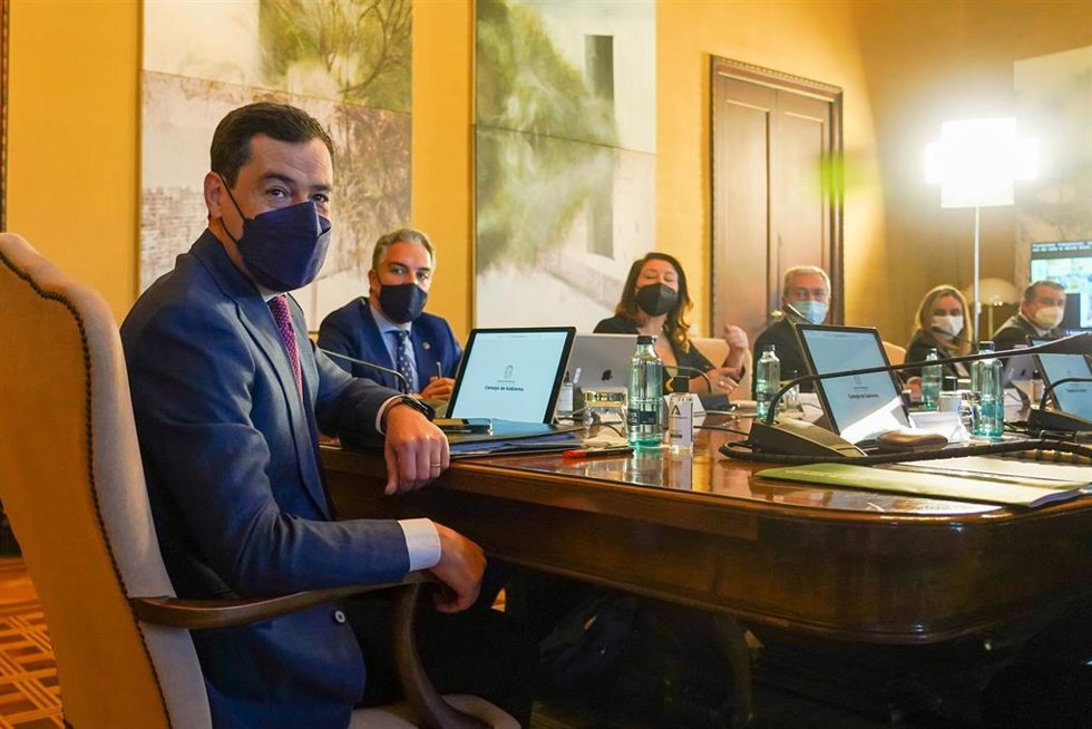 Archivo - El presidente de la Junta de Andalucía, Juanma Moreno, preside  la reunión ordinaria del Consejo de Gobierno, en una imagen de archivo