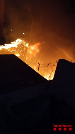 Imatge de l'incendi d'un magatzem a L'Hospitalet de Llobregat (Barcelona)