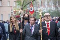 Almeida recibe la Medalla de Honor de la Hermandad del Santo Cristo del Camino y María Madre de las Delicias