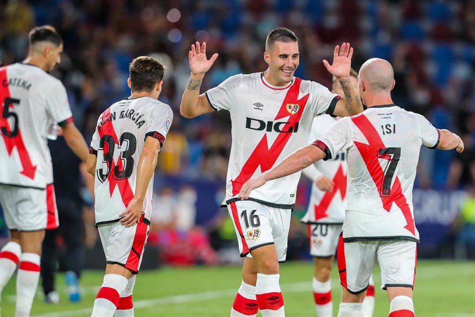 Archivo - Sergi Guardiola celebrando con Isi Palazón un gol del Rayo Vallecano