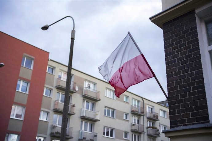 Bandera de Polonia en un edificio de Poznan