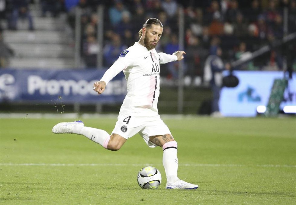 Sergio Ramos golpea un balón durante un partido con el PSG