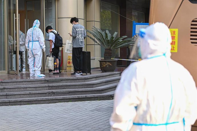 Varias personas que cumplen cuarentena en un hotel en Guangzhou