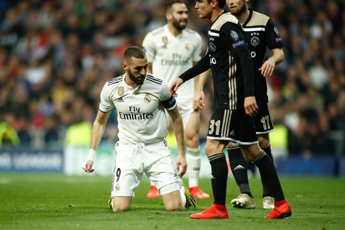 Archivo - Karim Benzema se lamenta de una ocasión fallada en el Real Madrid-Ajax de la Liga de Campeones 2018-2019