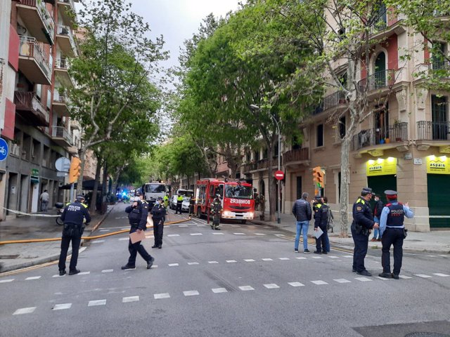 El incendio provocado por una explosión en el número 73 de la calle València ya está extinguido.