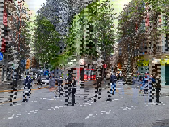 El incendio provocado por una explosión en el número 73 de la calle València ya está extinguido.