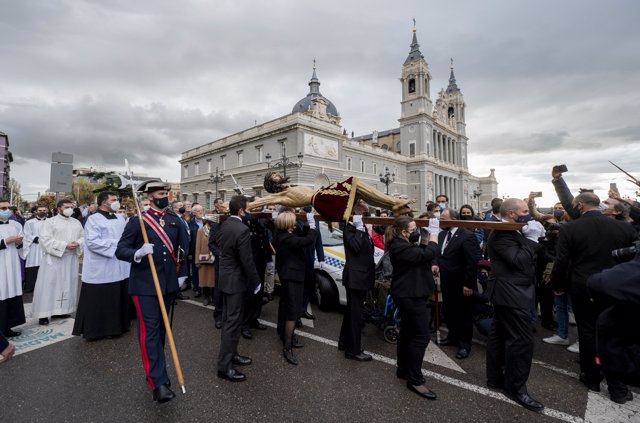 Varios cofrades cargan con el Cristo de los Alabarderos en su traslado al Palacio Real