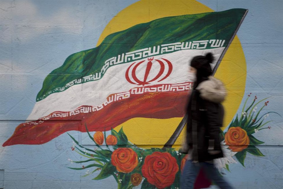 Un mural con la bandera de Irán