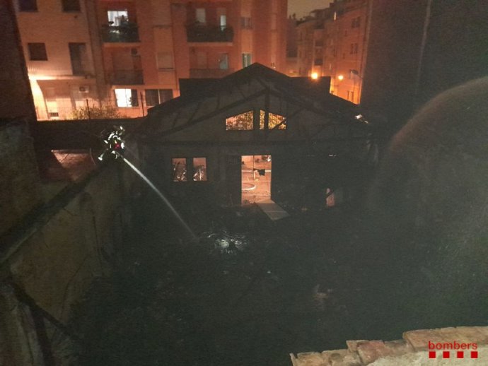 Incendio de una nave industrial con muebles y material diverso en L'Hospitalet de Llobregat (Barcelona)