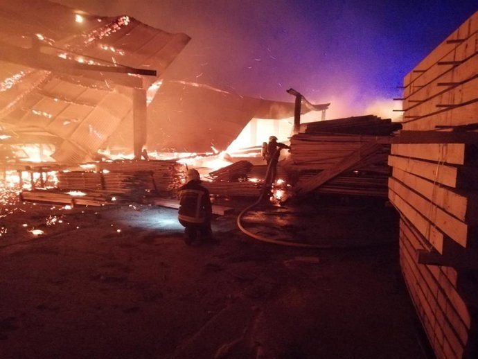 Imagen del incendio en la serrería.