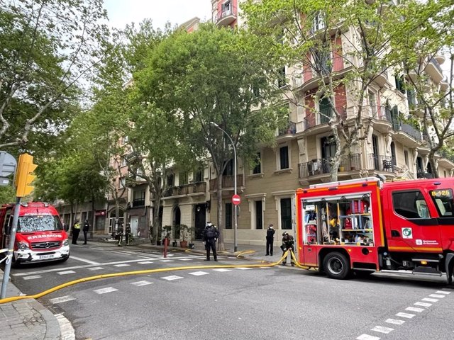 Bombers de Barcelona trabajan en la zona del incendio extinguido que ha afectado ocho fincas de l'Eixample de Barcelona