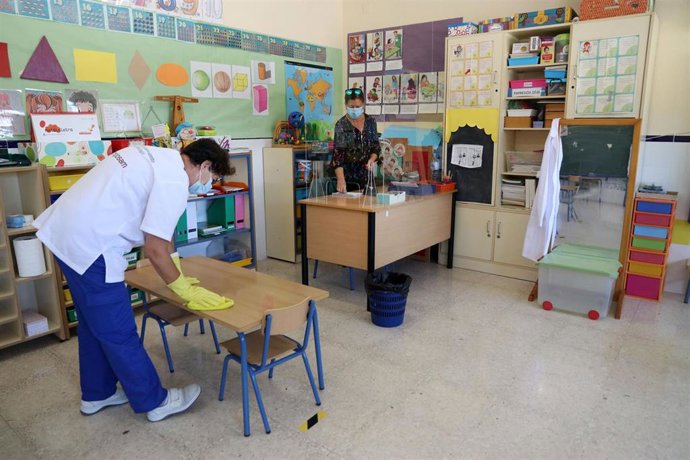Archivo - Imagen de archivo de una limpiadora en un centro educativo de Andalucía
