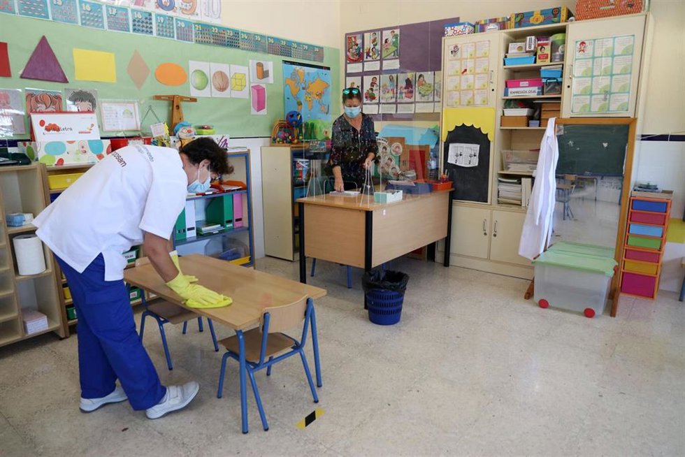 Archivo - Imagen de archivo de una limpiadora en un centro educativo de Andalucía