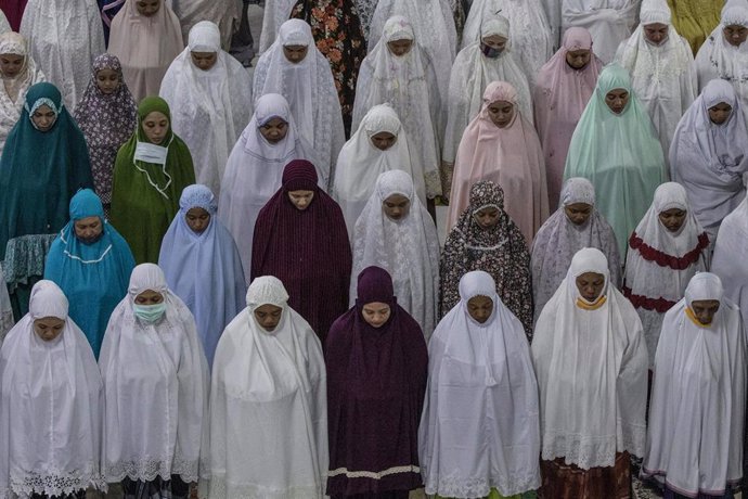Archivo - Mujeres en Indonesia rezan por el Ramadán. 