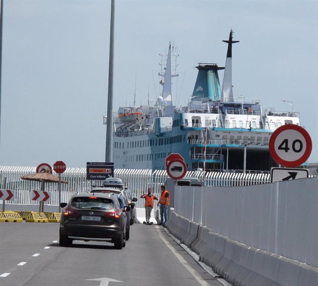 Archivo - Embarque a Tánger en el puerto de Algeciras