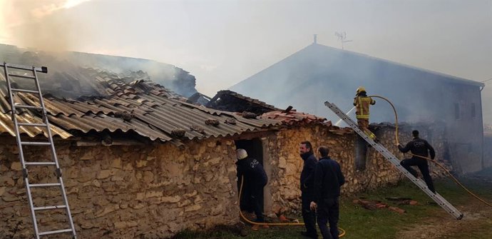 Extinguido el incendio originado en una nave de Campisábalos y dado de alta el joven tratado por inhalación de humo