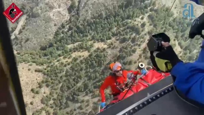 Rescatado un senderista con síntomas de angina de pecho en la sierra de Orihuela