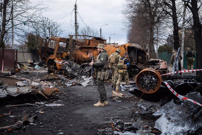 06 April 2022, Ukraine, Irpin: A soldier takes photos of destroyed vehicles and tanks in Irpin, in the aftermath of the Russian retreat from the villages surrounding Kiev. Photo: Laurel Chor/SOPA Images via ZUMA Press Wire/dpa