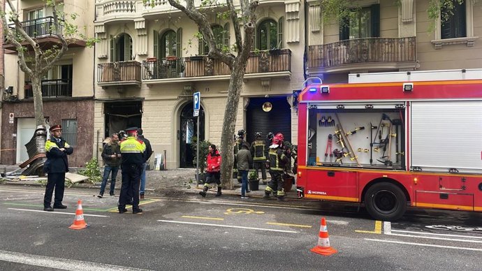 Els Bombers treballen a la zona de l'incendi