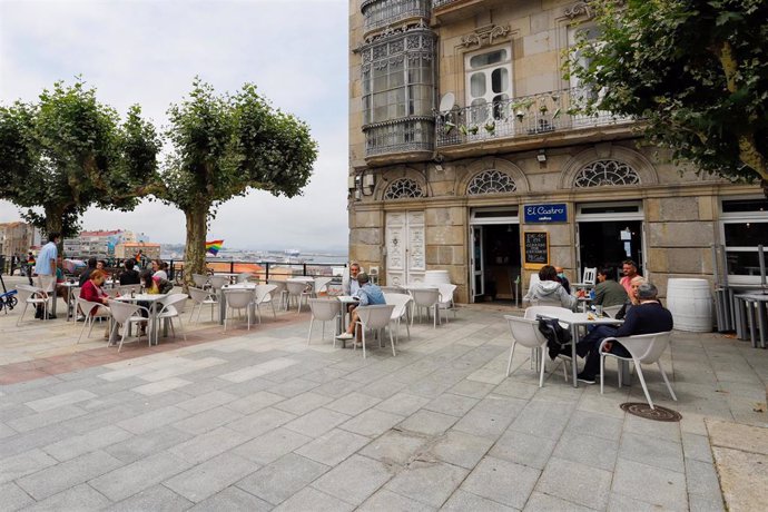 Archivo - Varias personas en una terraza de Vigo.