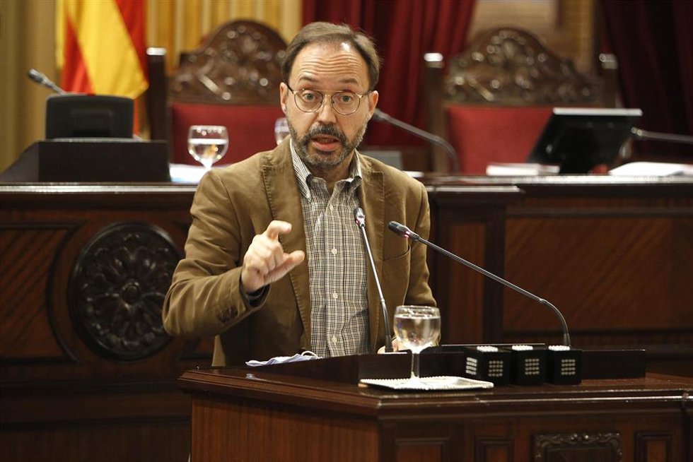 Archivo - El diputado de Més per Menorca Josep Castellsinterviene en una sesión plenaria, en el Parlament.