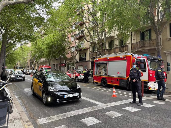 Restablert el trnsit al carrer Valncia de Barcelona després de l'incendi