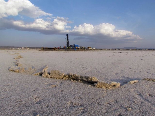 Durante la estación seca, el agua que se evapora deja cristales de trona, que crecen en el lecho del lago Magadi, el lago más al sur del Valle del Rift de Kenia. Se ve una plataforma de perforación utilizada en el estudio que se eleva sobre el lecho seco