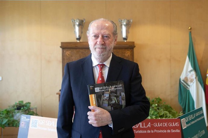 El presidente posa con la nueva guía