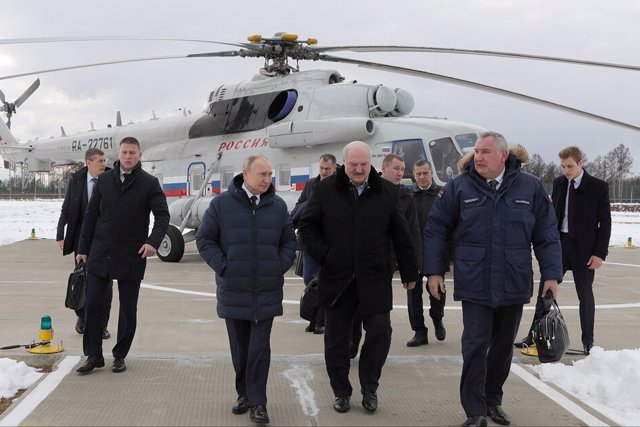 El presidente ruso, Vladimir Putin, el presidente bielorruso Alexander Lukashenko y el director general de la corporación espacial Roscosmos Dmitry Rogozin a su llegada al cosmódromo Vostochny /Belrusian Presidency/dpa 