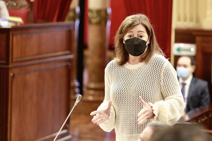 La presidenta del Govern balear, Francina Armengol, durante una intervención en el pleno del Parlament.