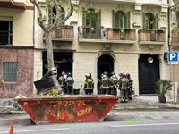 Vecinos afirman que la herida grave en el incendio del Eixample "intentó quemar el local" la semana pasada
