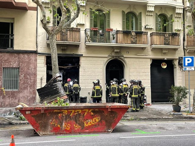 Bombers de Barcelona trabajan en el número 73 de la calle València de Barcelona, donde una explosión ha originado un incendio que ha afectado ocho fincas la madrugada de este martes.