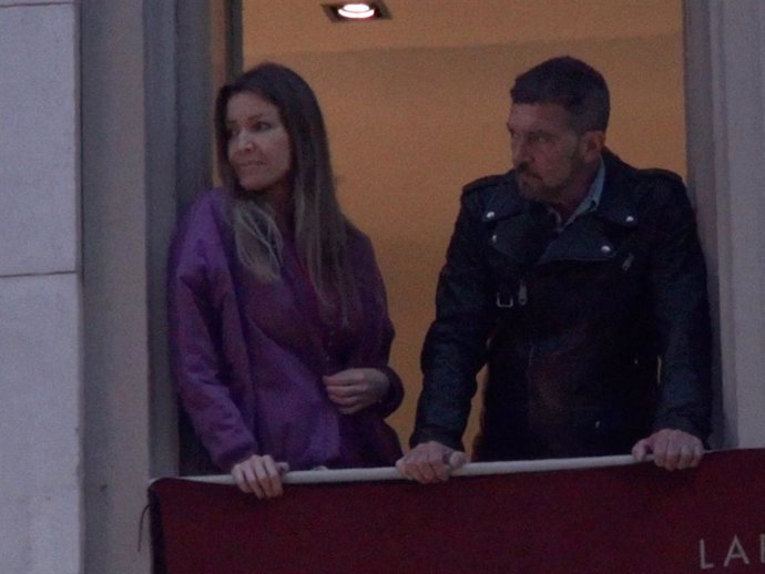 Nicole Kimpel y Antonio Banderas disfrutando de una procesión desde un balcón en el centro de Málaga