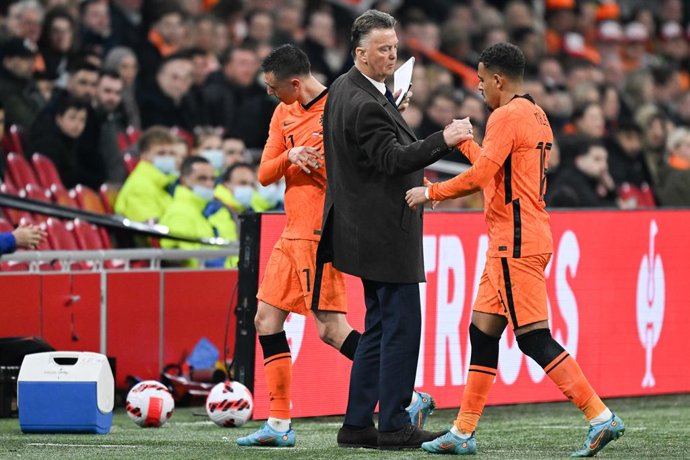 29 March 2022, Netherlands, Amsterdam: Netherlands coach Louis van Gaal (C) shakes hands with Netherlands' Donyell Malen after his substitution during the friendly soccer match between Netherlands and Germany at Johann Cruyff Arena. Photo: Federico Gamb