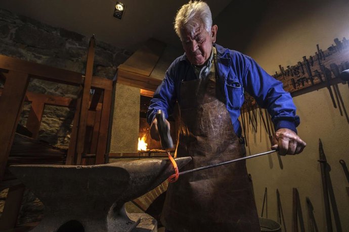 Archivo - El herrero de forja segoviano Elías de Andrés.