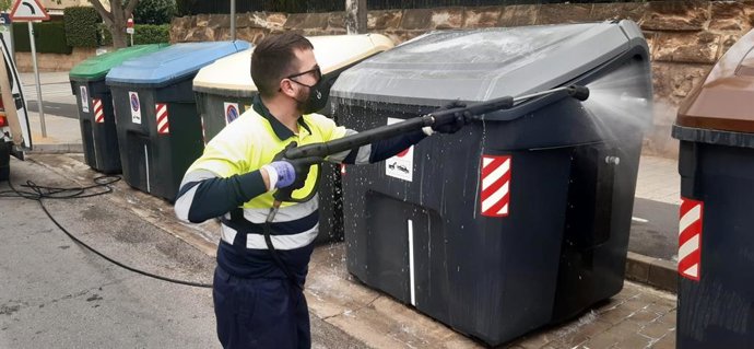 Archivo - Limpieza de contenedores realizada por Emaya.