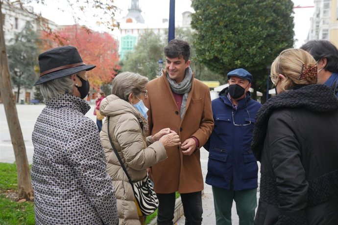 Archivo - El PSOE lamenta el "suplicio" que sufren los comerciantes de Santander por la crisis de las basuras