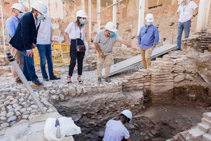 Archivo - La directora del Patronato de la Alhambra y Generalife, Rocío Díaz, en imagen de archivo en una visita a las obras del Maristán en Granada